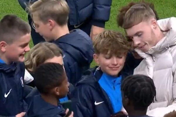 Chelsea star Cole Palmer takes selfies with academy kids (Video)