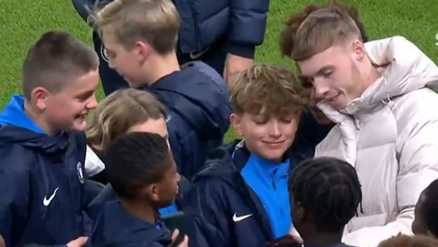 Chelsea star Cole Palmer takes selfies with academy kids (Video)