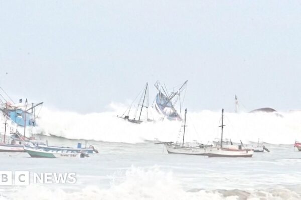 Huge waves strike Peruvian coastline