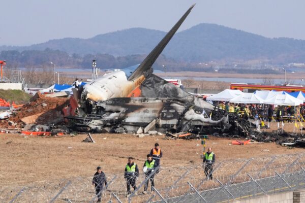 Passenger plane crashes at South Korean airport, killing 151 | Gallery News