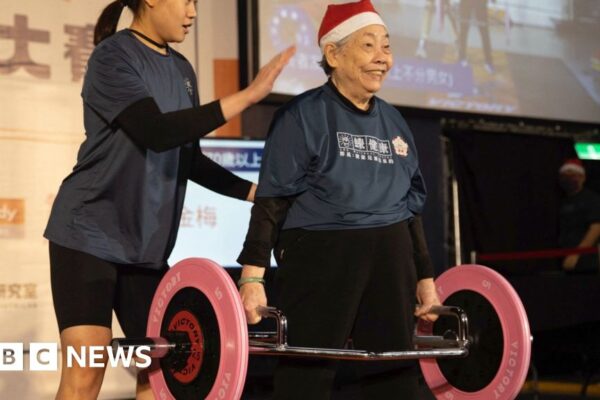 90-year-old with Parkinson’s enters weightlifting contest