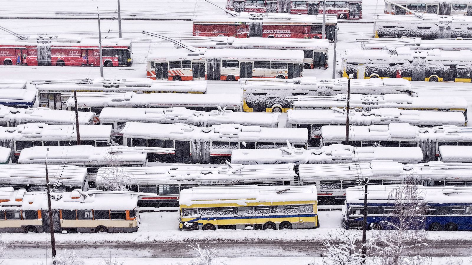 Enormous snowstorm leaves tens of hundreds with out energy in Bosnia | World Information