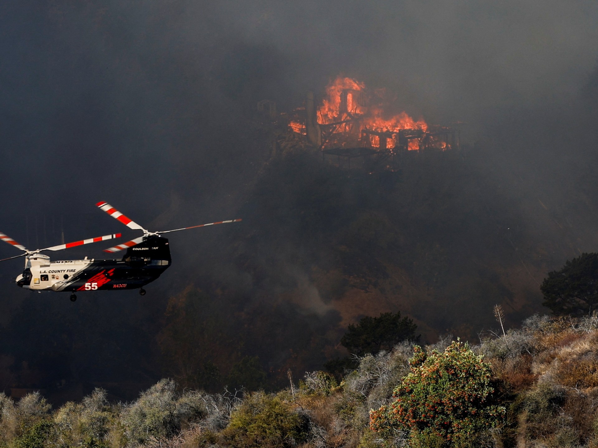 Firefighters race to contain LA wildfires as winds expected to pick up | Abd-Rabbu Mansour Hadi News