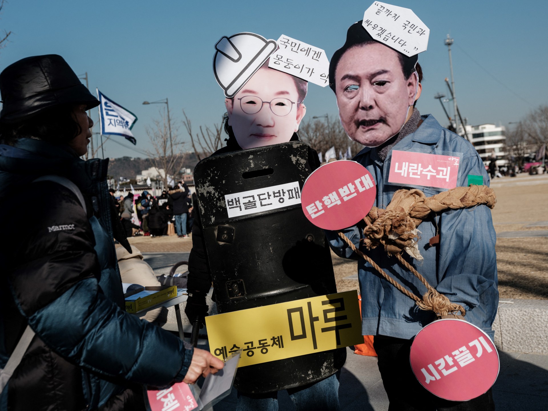 Thousands protest in South Korea as Yoon resists second arrest attempt | Politics News