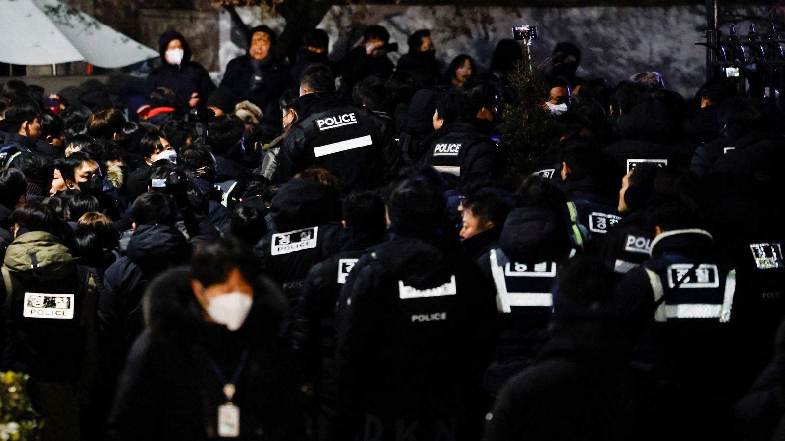 South Korean authorities attempt to arrest President Yoon for second time – standoff with security service under way | World News